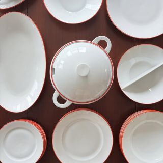 Ladislav Sutnar Jídelní sada v bílé barvě se červenou lemovkou, Materiál: bílý porcelán, bílá glazura, malba červenou...