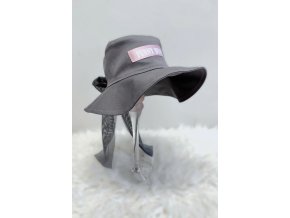 Pískací klobúčik na zaväzovanie sivá