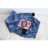 Softshellový predĺžený kabát jeans s červenou nášivkou
