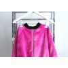 Pískacia hebučká teplá mikina hot pink/čierna
