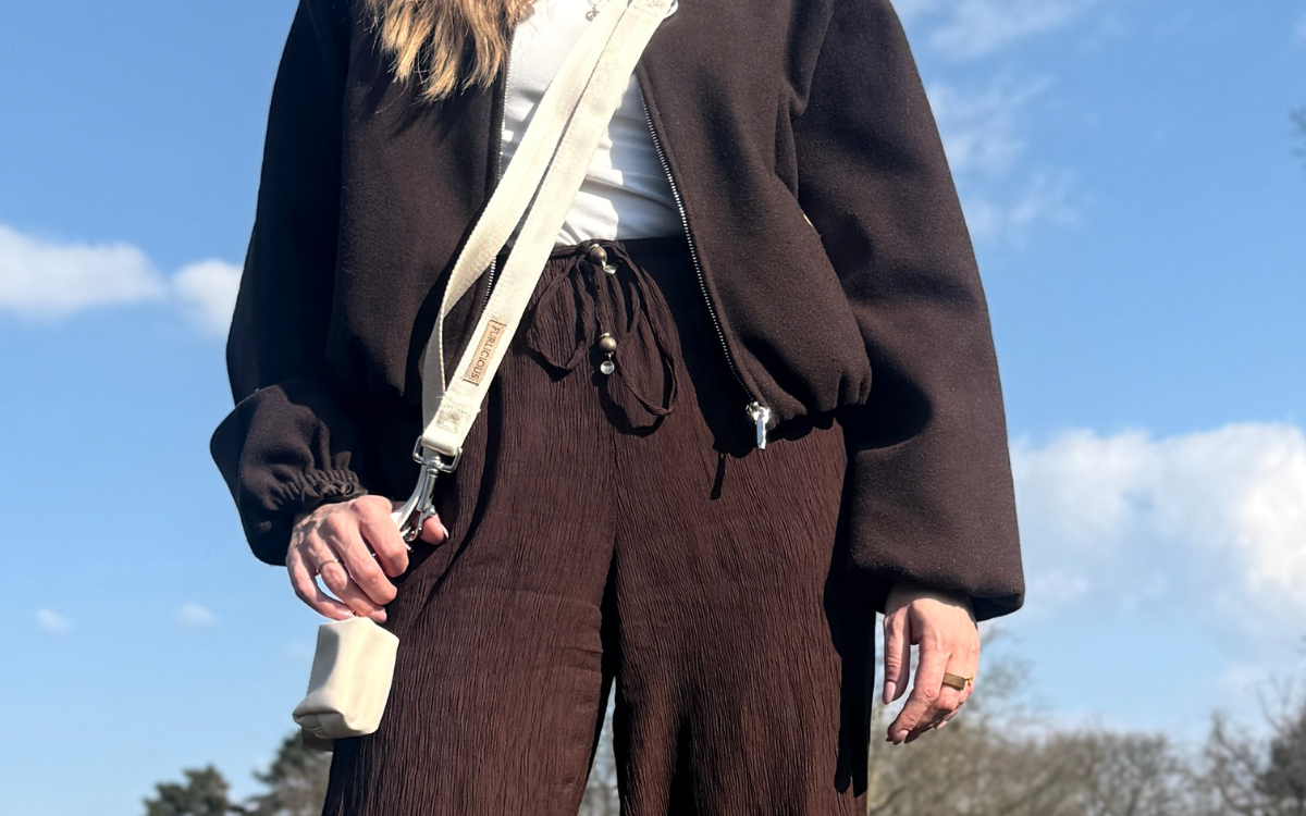 Detail bobkovníku SAND s karabinkou, zipem a kovovým otvorem