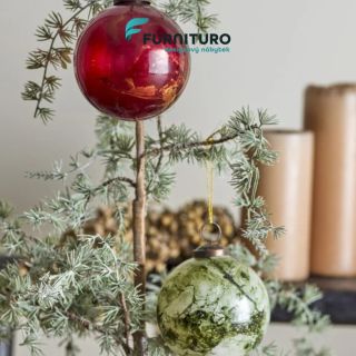 Vánoce nejsou o dokonalosti. Jsou o světle svíček, tichu večera a detailech, které dělají domov domovem. 🎄 Skleněné...