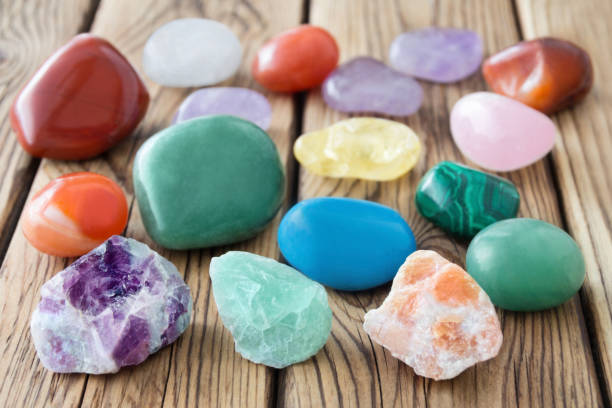 Der Unterschied zwischen getrommelten und rohen Steinen