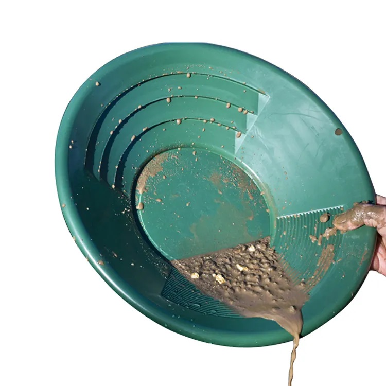 Goldwaschpfanne aus Kunststoff vs. Goldwaschpfanne aus Metall