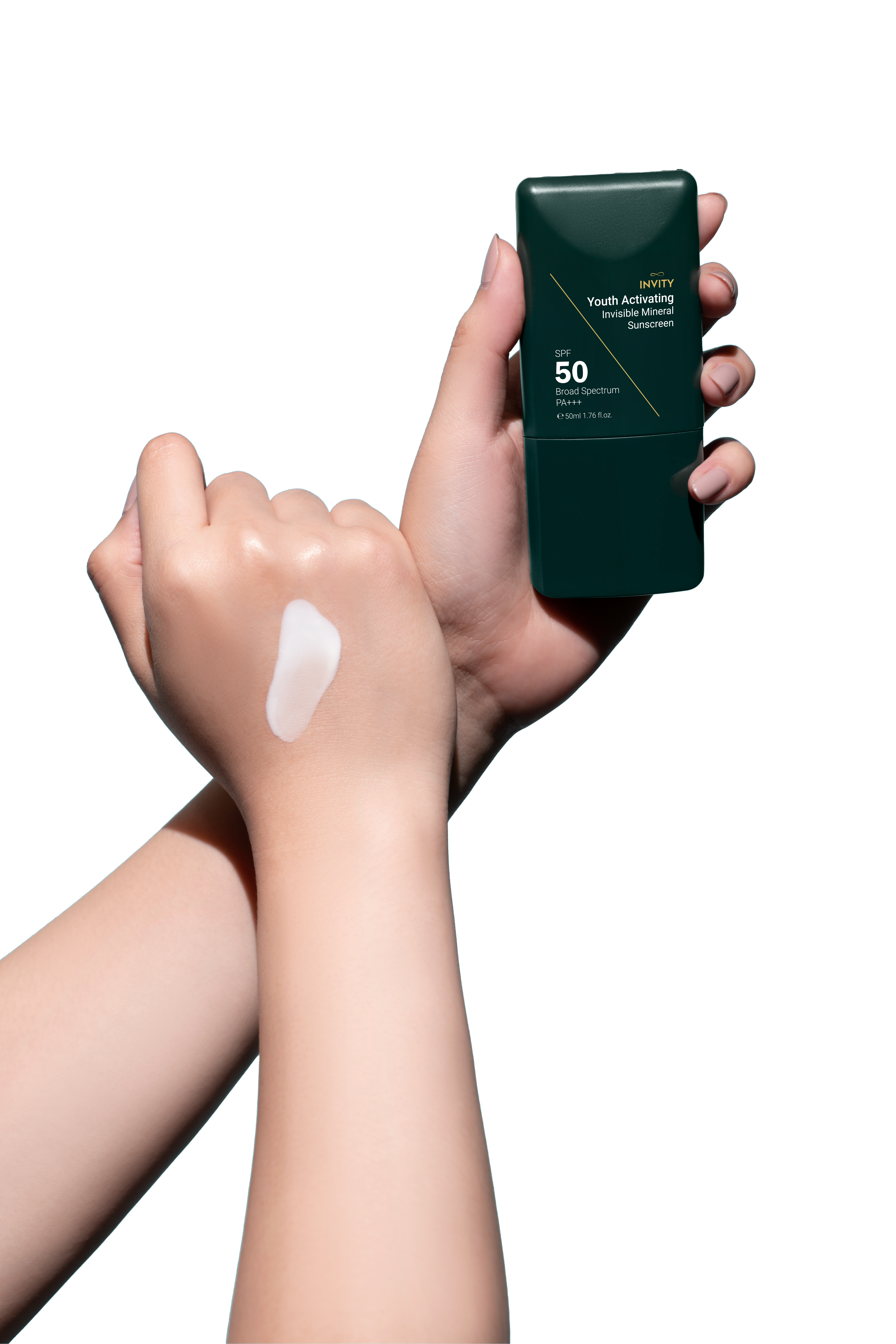 Textura INVITY Youth Activating Invisible Mineral Sunscreen SPF 50 na pokožce