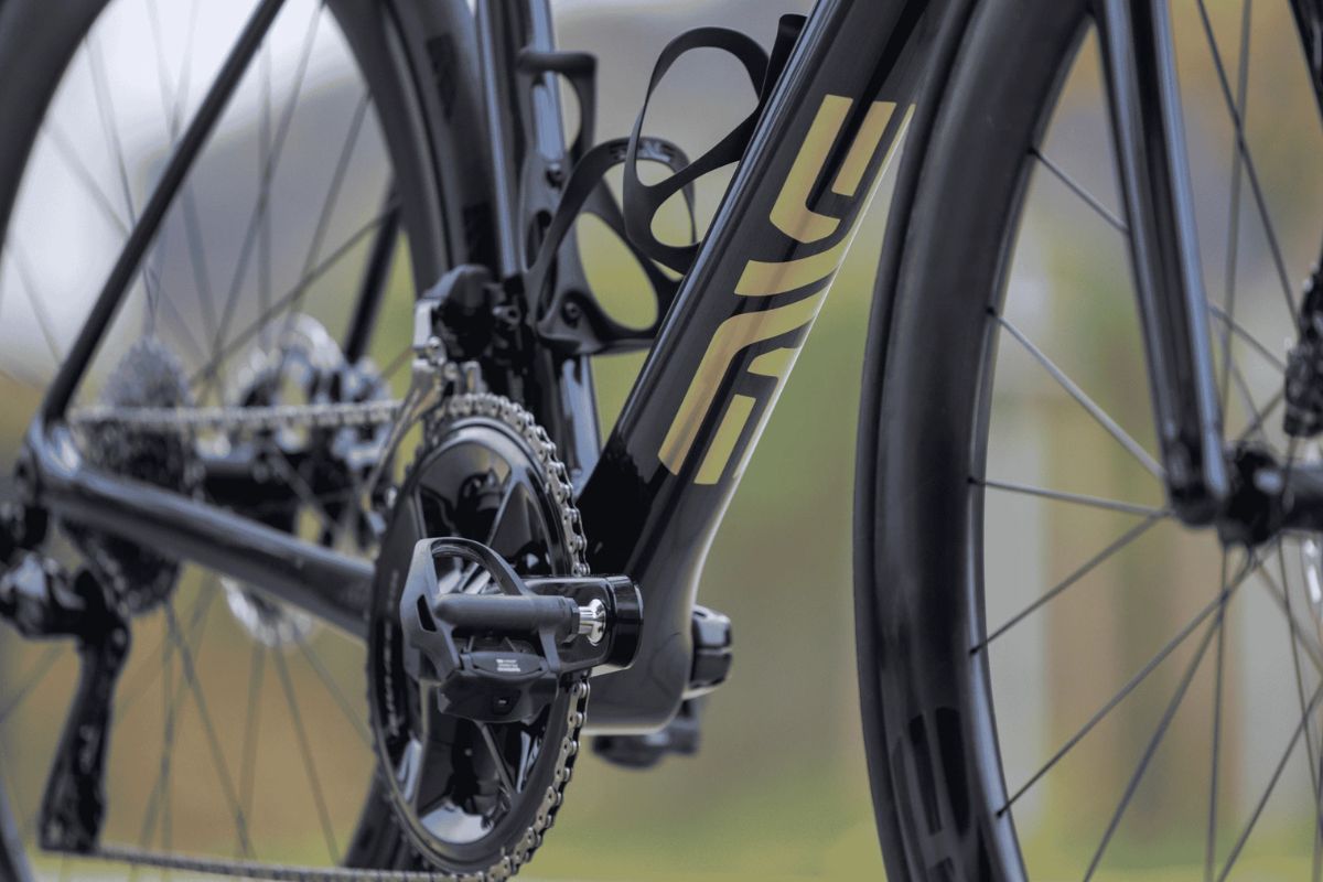 Karbonové vs. hliníkové kolo: V čem je rozdíl a které si vybrat?