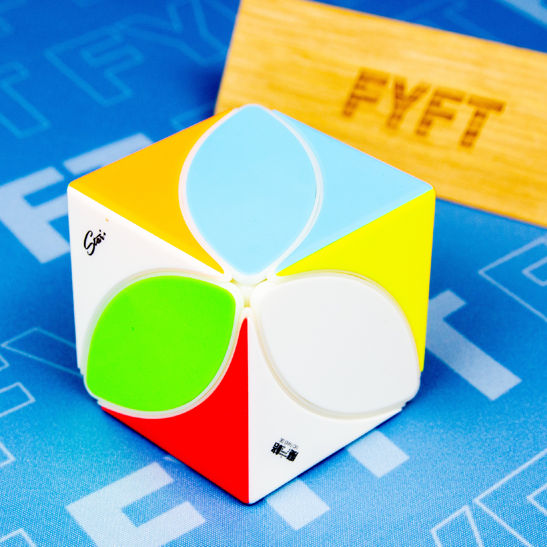 Ivy cube shape mod - variace Rubikovy kostky Barva: Stickerless