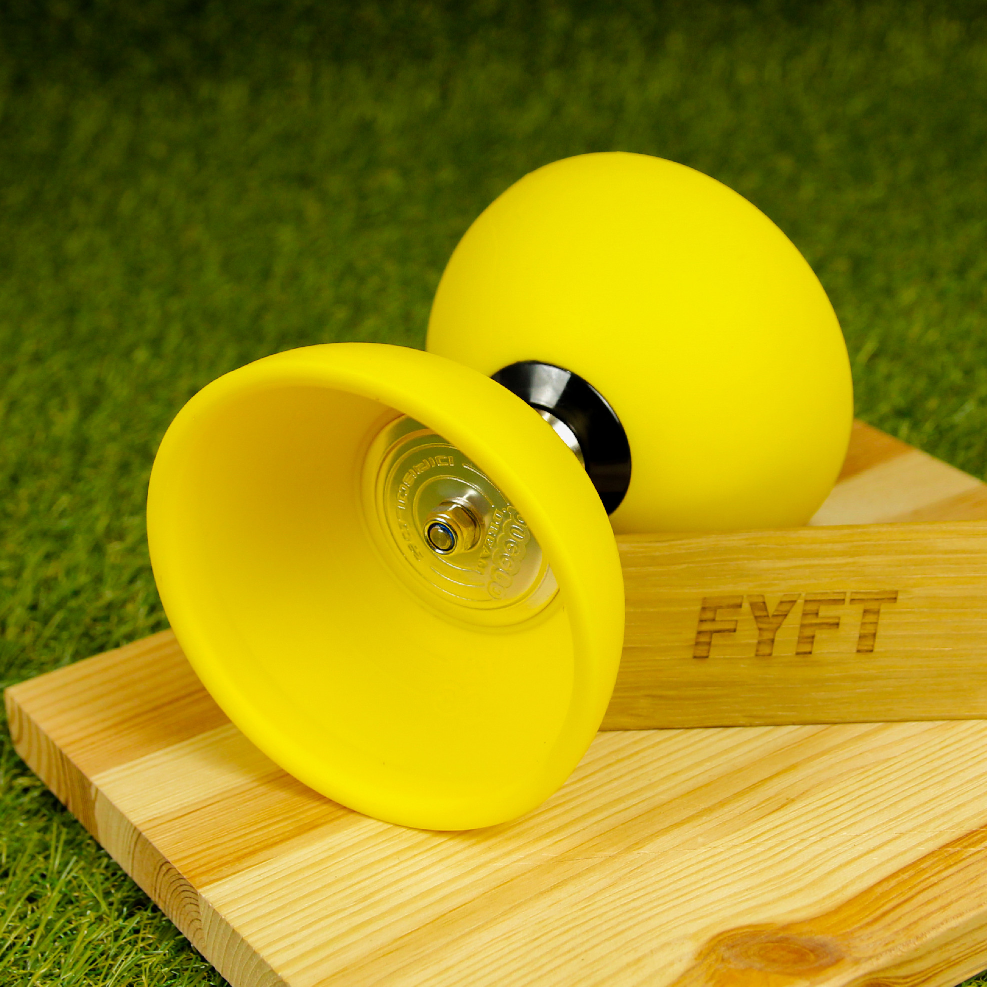 CYCLONE CLASSIC Diabolo (JuggleDream) - střední žonglovací diabolo Barva: Žlutá