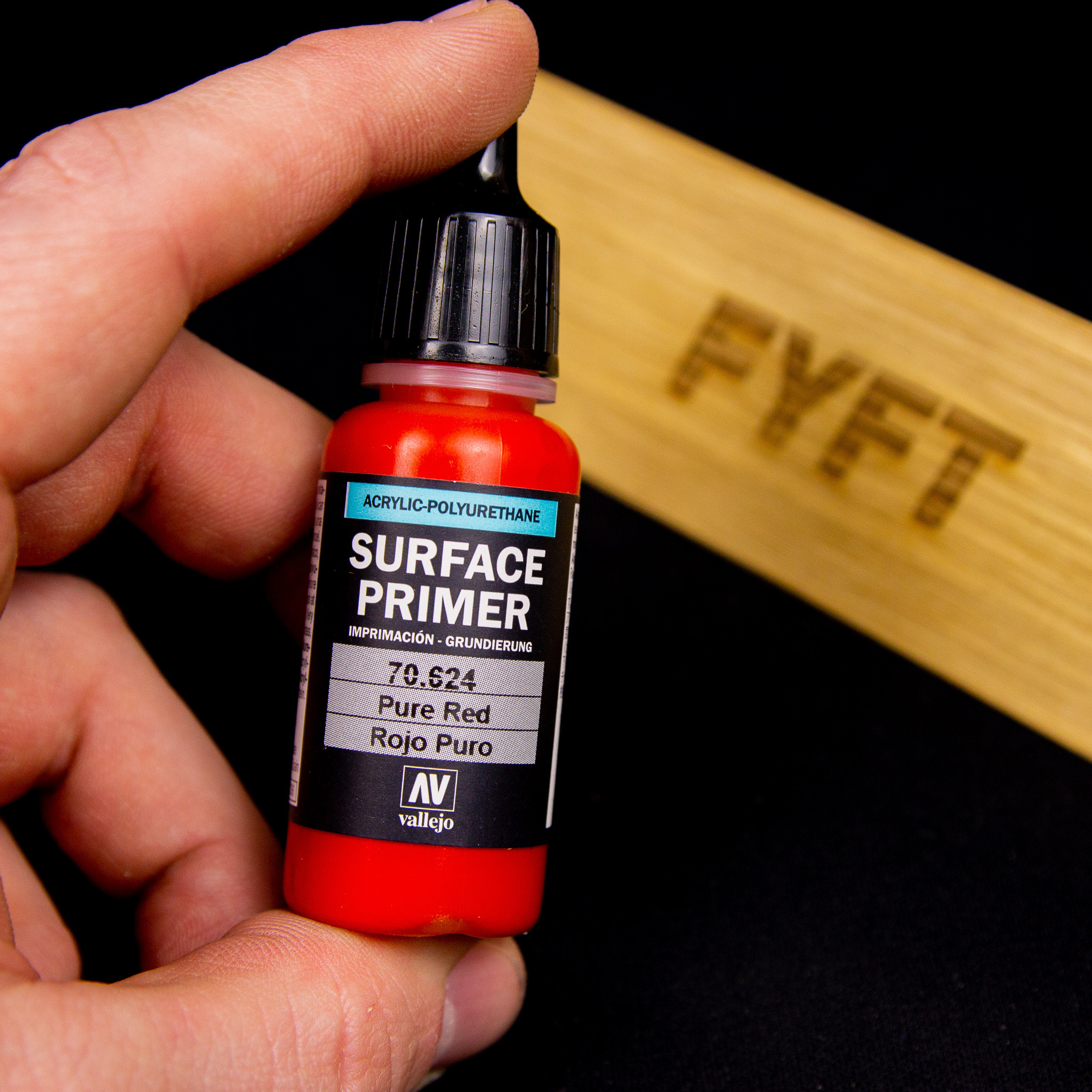 Vallejo Surface Primer 70.624 Pure Red 17ml  - barva pro barvíře modelů