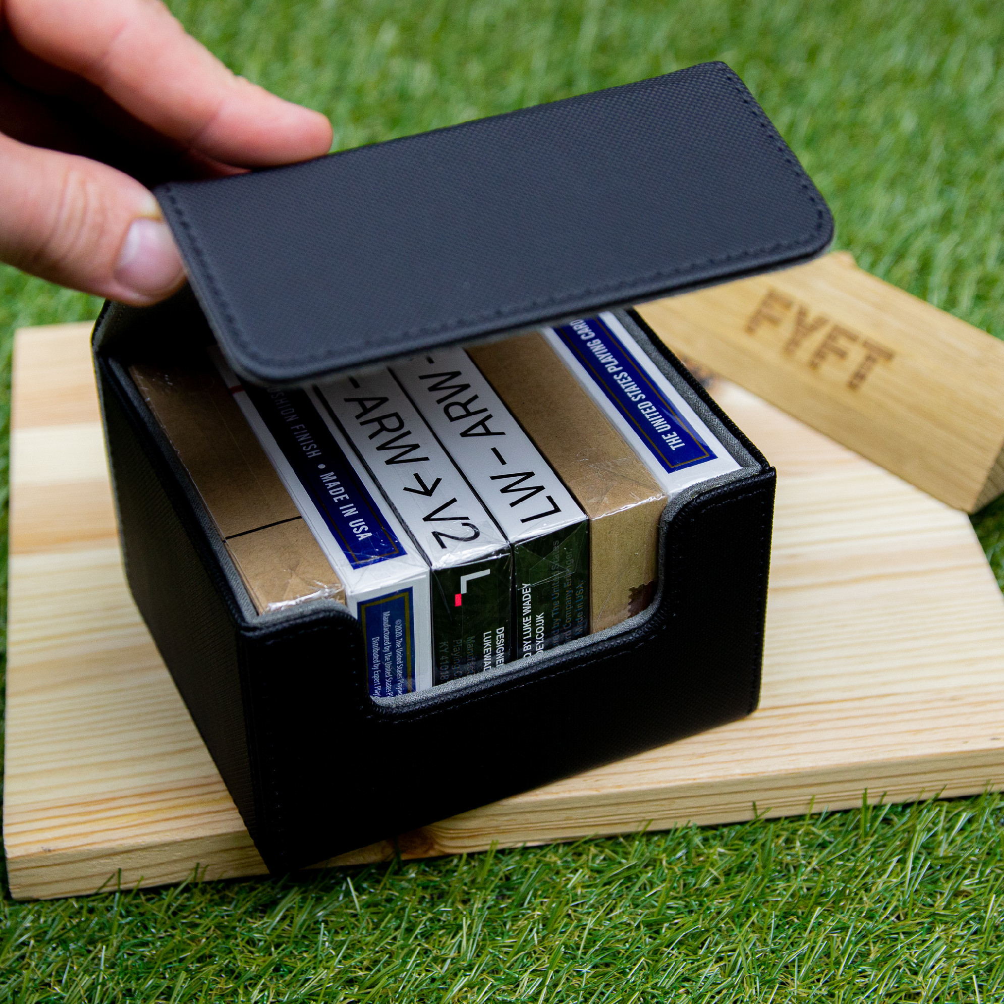 Pevná a bezpečná krabička na 6 balíčků karet - deck box Barva: Černá