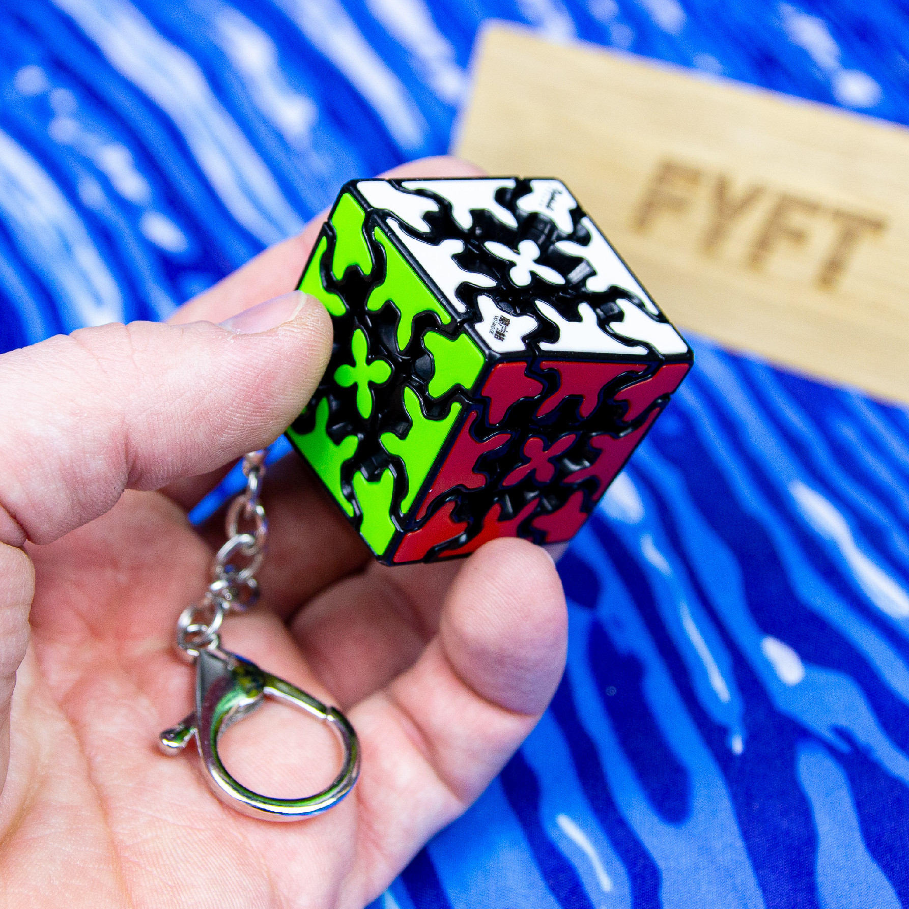 Originální a funkční Gear cube přívěšek/klíčenka