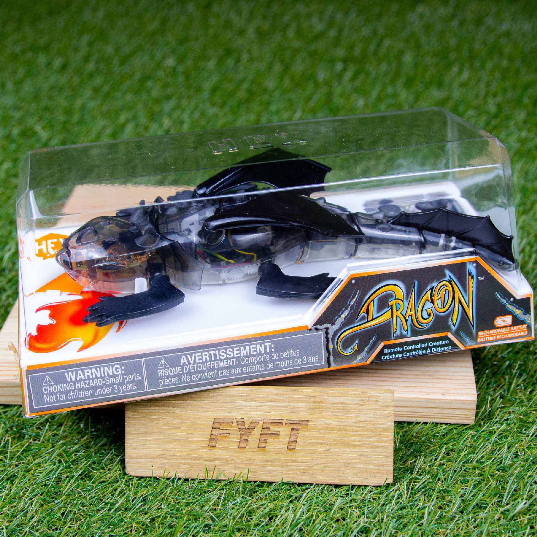 HexBug Dragon je robotický drak, který chrlí oheň na svého nepřítele Barva: Černá