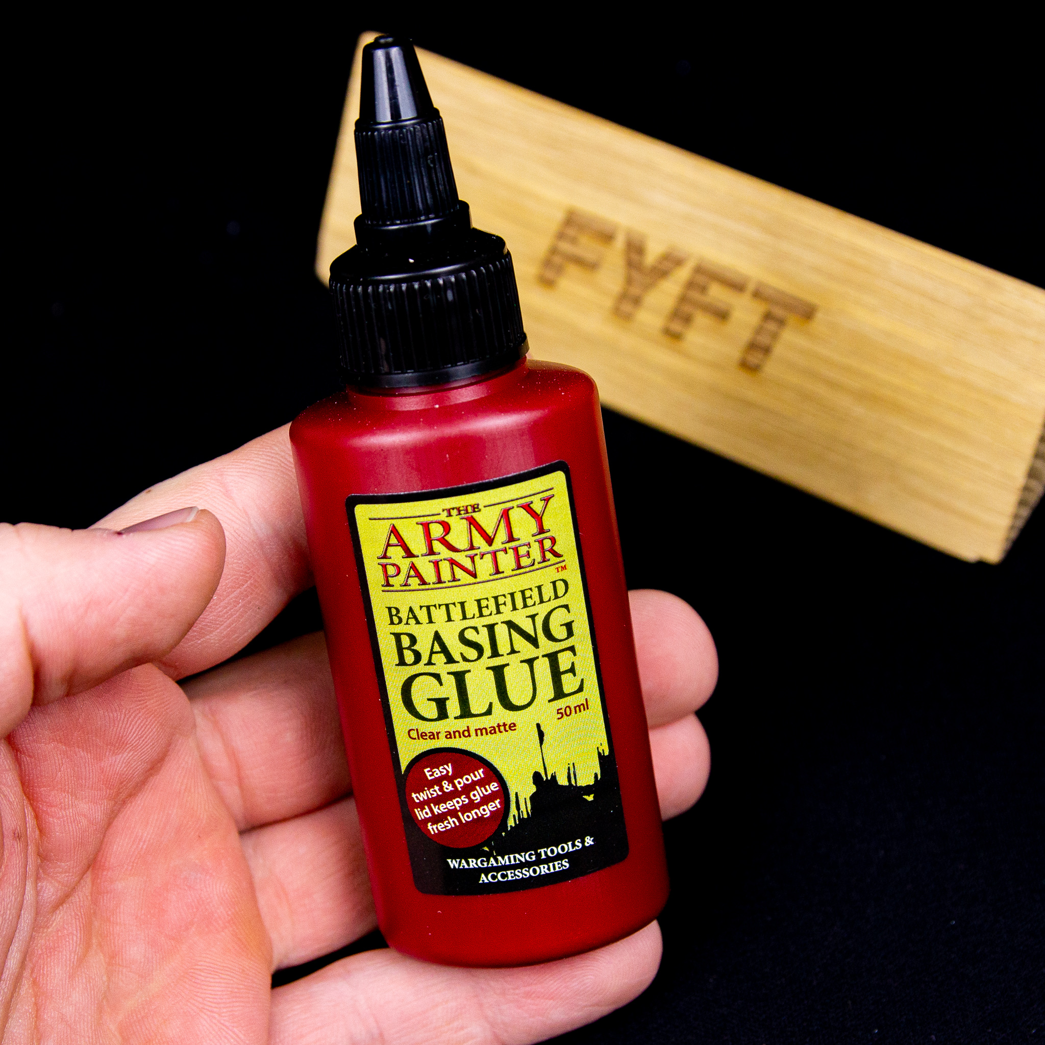 Basing Glue je modelářské lepidlo na podstavce od Army Painter