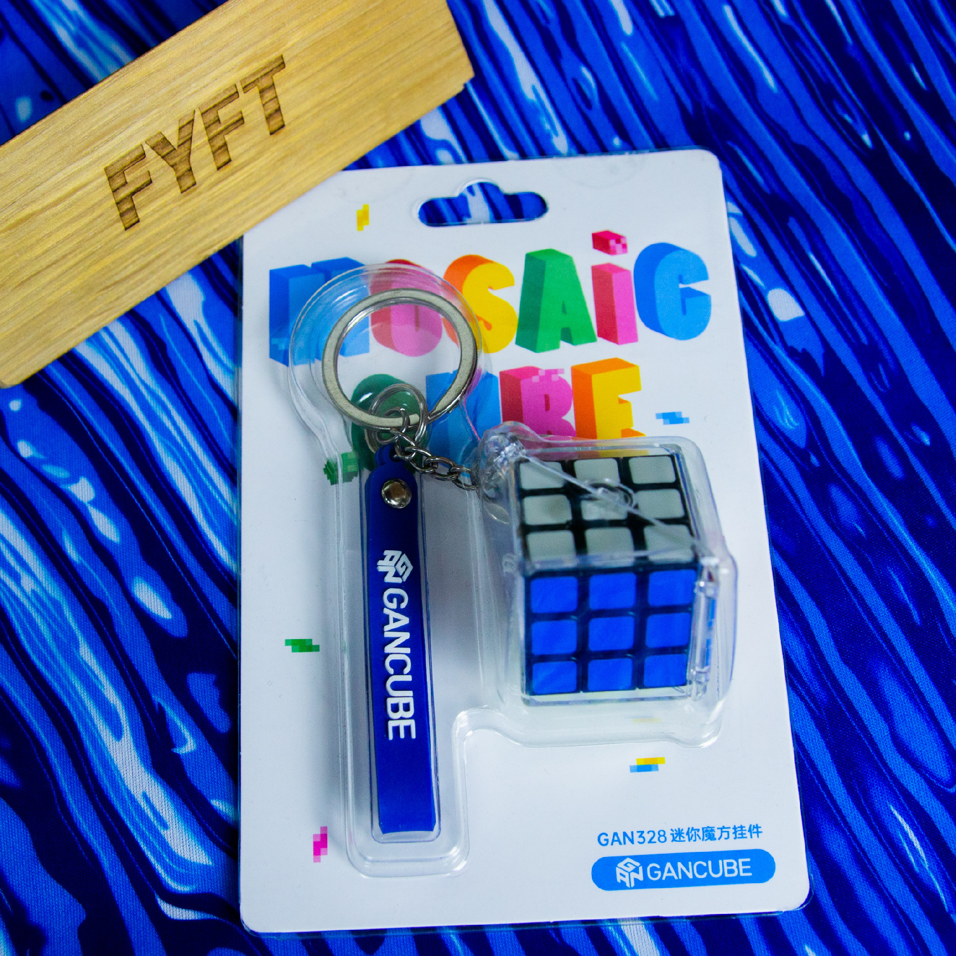 GAN 328 je praktická klíčenka a kostka v jednom v ochranném pouzdře Barva: Černá