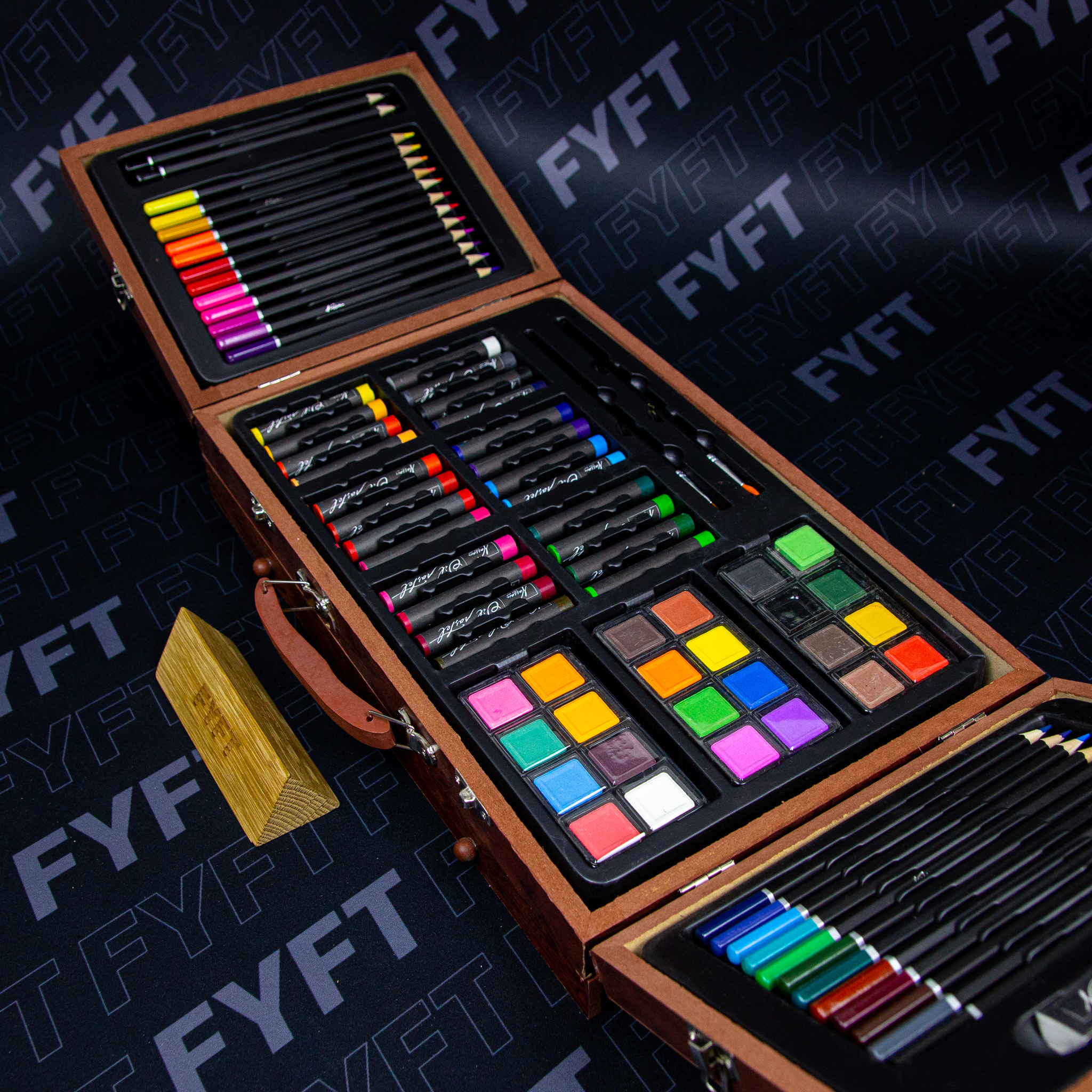 Umělecký Art box v dřevěném boxu s výtvarnými potřebami