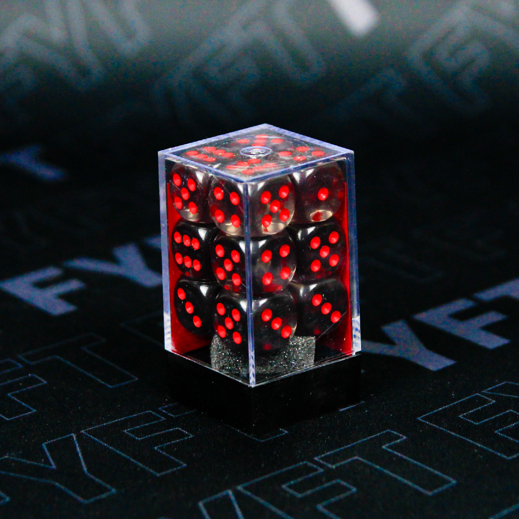 Sada 12 kostek D6 - Smoke / Red (Chessex)