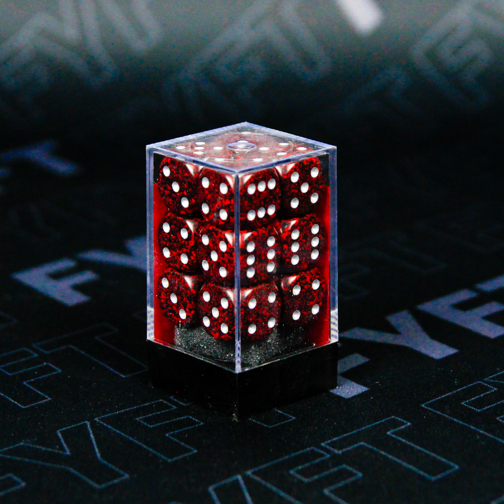 Sada 12 kostek D6 - Silver / Volcano (Chessex)