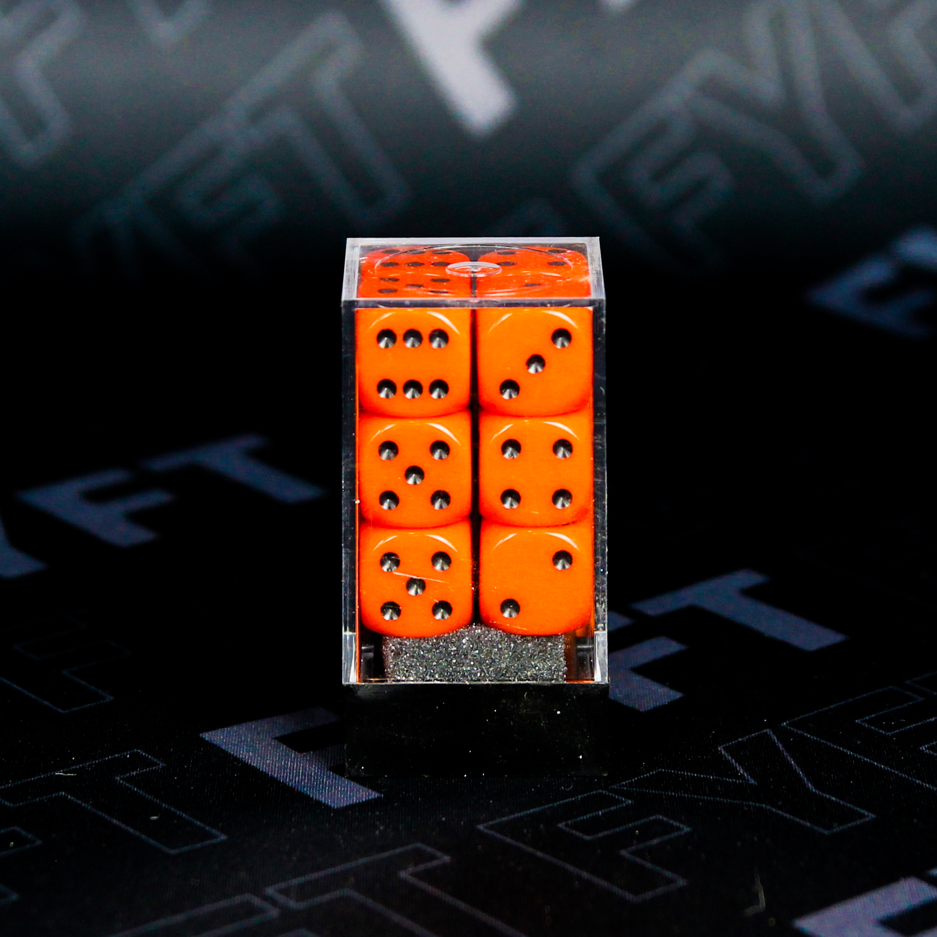 Sada 12 kostek D6 - Orange / Black (Chessex)
