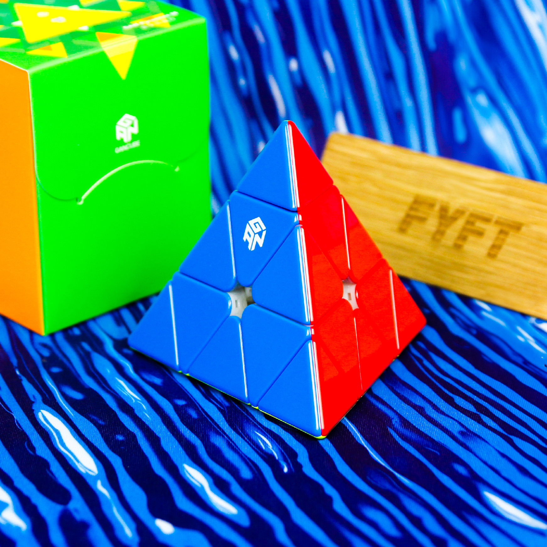 GAN Pyraminx M Enhanced UV Coated Barva: Stickerless
