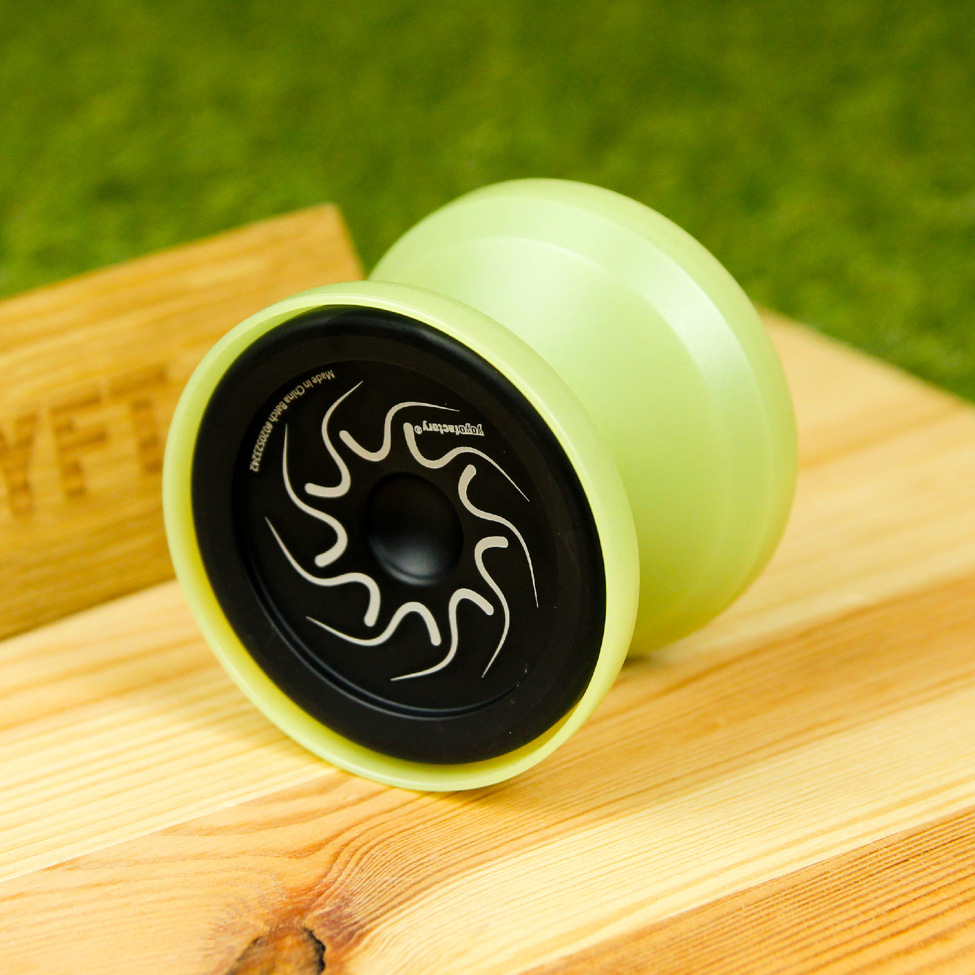 Nine Dragons (YoyoFactory) - freestyle kovové yoyo Barva: Black-glow