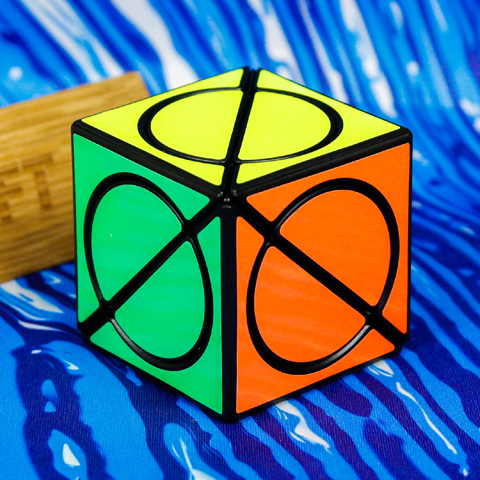 Shattered Eye Cube (ZePuzzles) - jednoduchý netradiční hlavolam Barva: Černá