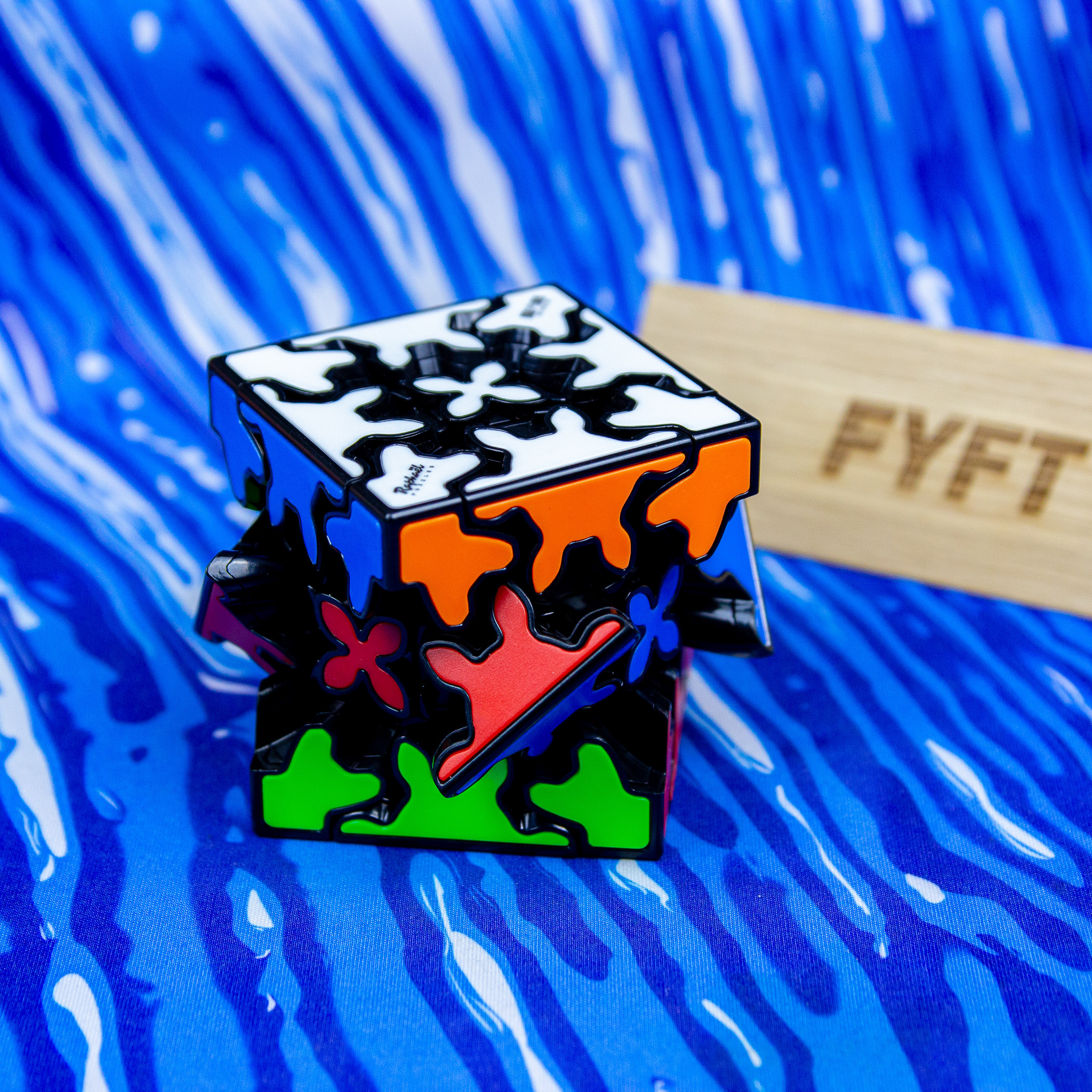Gear cube (QiYi) kostka 3x3x3 - variace Rubikovy kostky