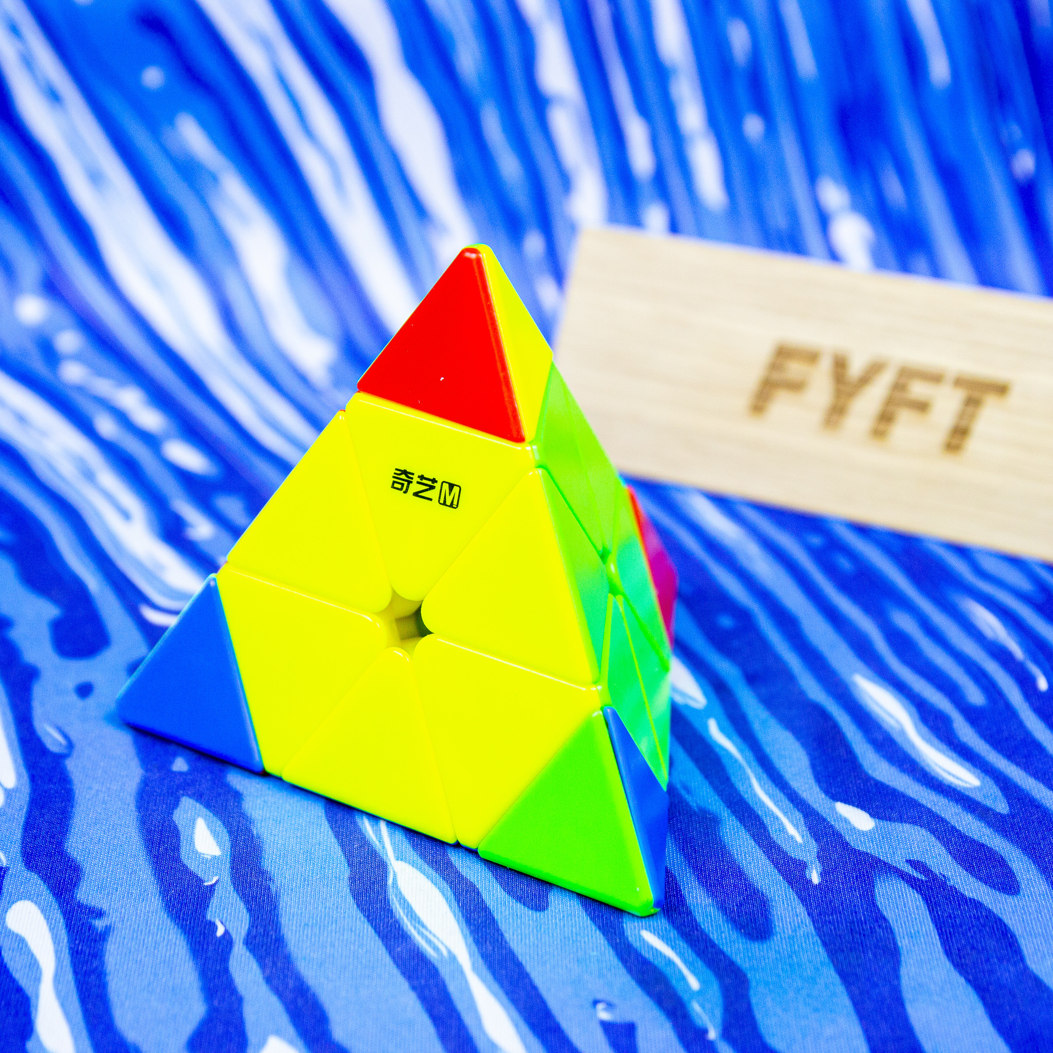 MS Pyraminx - hlavolam pyramidy (QiYi) Barva: Stickerless