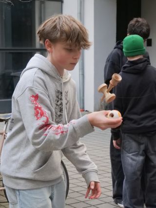 FOTKY Z KENDAMA A YOYO STŘEDY📸 Už je zase teplo, takže se konečně může ven☀️ (sofi se učí fotit) >>> #fyft