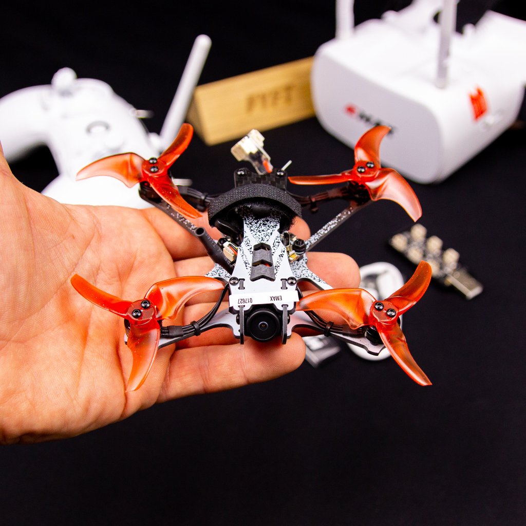 Set drona s kamerou okuliarov a ovl da e na Drone Racing