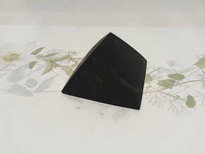Šungit pyramída neleštená 4x4 cm