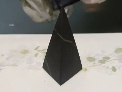 Šungit pyramída - ihlan neleštený 3x3 cm