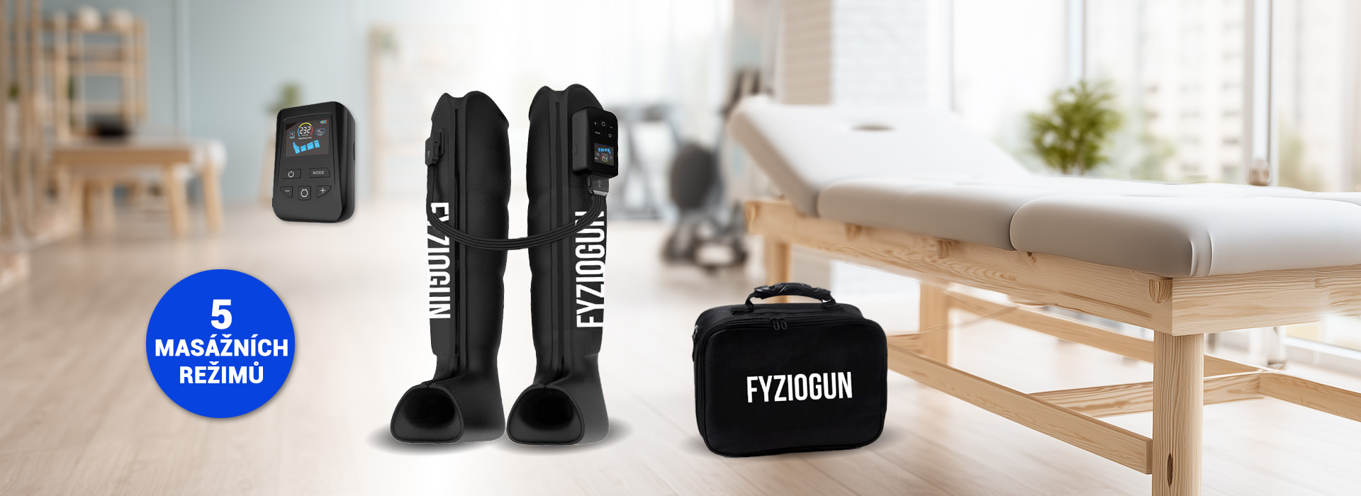 Kompresní masážní kalhoty Fyziogun CompressFit určené pro regeneraci nohou, zobrazené při použití v pohodlném domácím prostředí. Pomáhají zlepšit krevní oběh a zmírnit únavu.