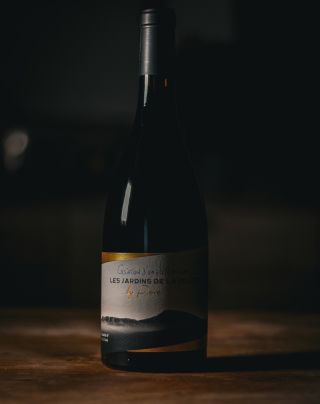 Les Jardins de la Colère od @pierrejammet. 🍇Červené víno složené z 50% Carignan, 35% Grenache a 15% Syrah, z vybraných...