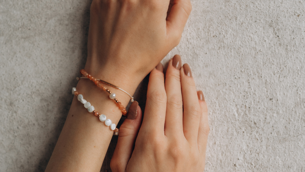 Letní kolekce šperků – náramky z perel, perleti a minerálů