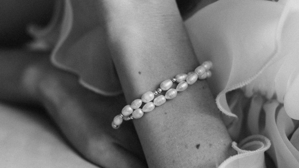 Stylové náramky na léto – mušličky, minerály i perly v hlavní roli