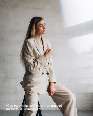 Od roku 2017 ručně tvořím jemné náramky, ve kterých se potkává detail, kvalita a osobní příběh. Věřím, že šperk má...