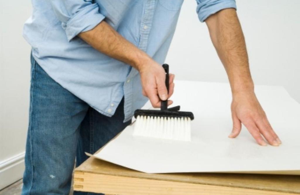 Ako nalepiť tapety na stenu?