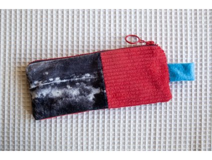 penál | karmínová řeka