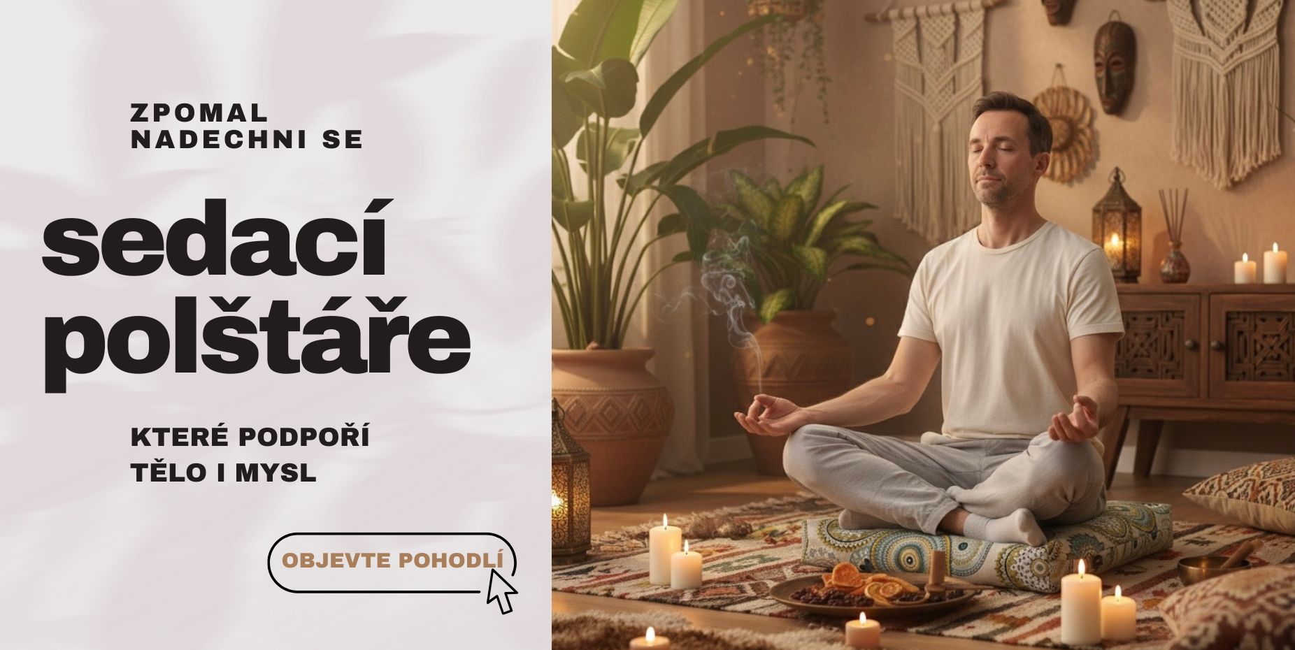 Muž medituje v útulném pokoji na sedacím polštáři s mandalou, text Zpomal, nadechni se