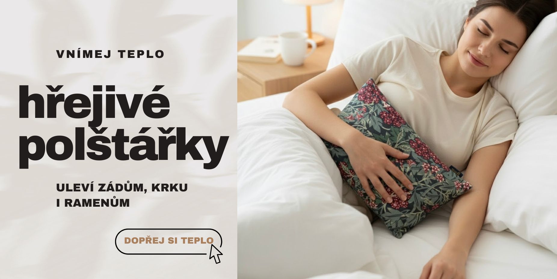 Detail ženy v posteli, která si přikládá hřejivý polštářek s květinovým vzorem na břicho