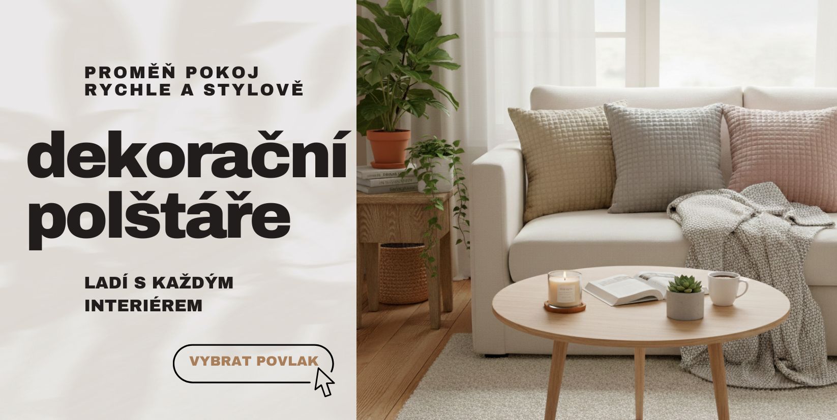 Hygge obývací pokoj s pohovkou, dřevěným stolkem, kávou a sadou tří strukturovaných polštářů