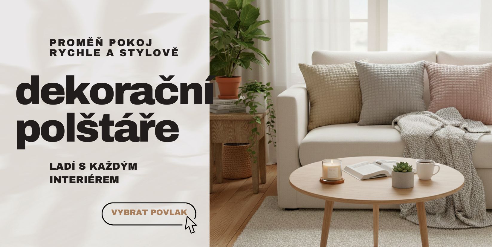 Hygge obývací pokoj s pohovkou, dřevěným stolkem, kávou a sadou tří strukturovaných polštářů