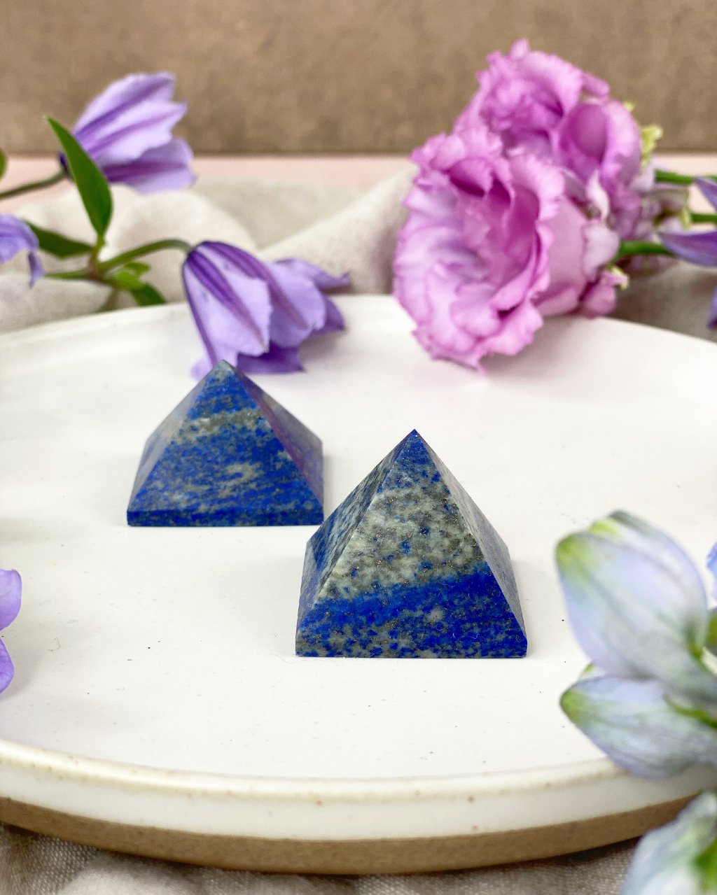 Broušená kamenná pyramida lapis lazuli