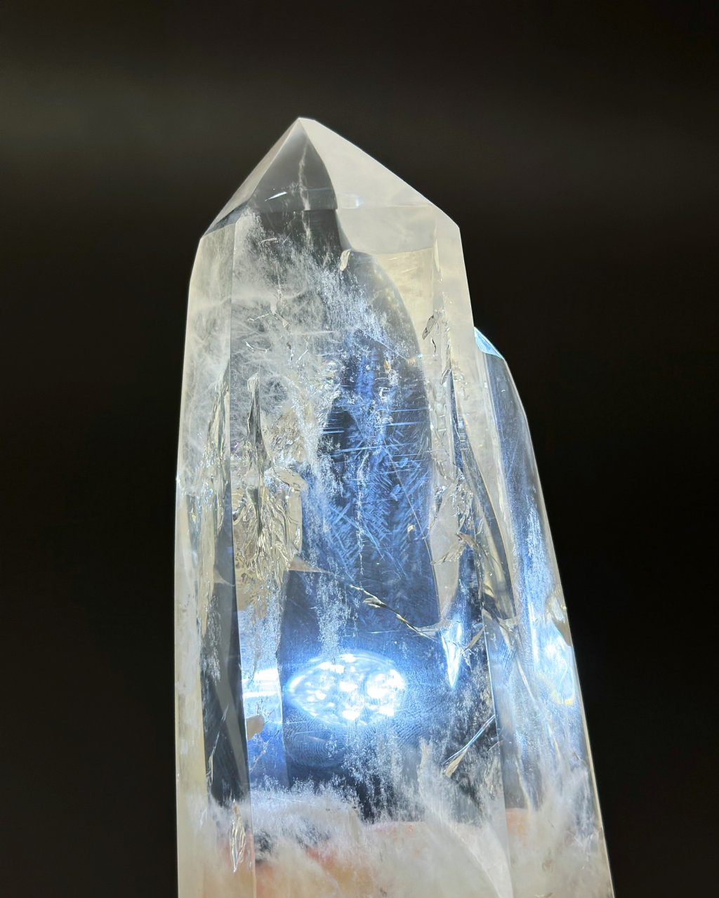Krystal křišťálu s modrými fazetami a duhou 25cm 1,6kg