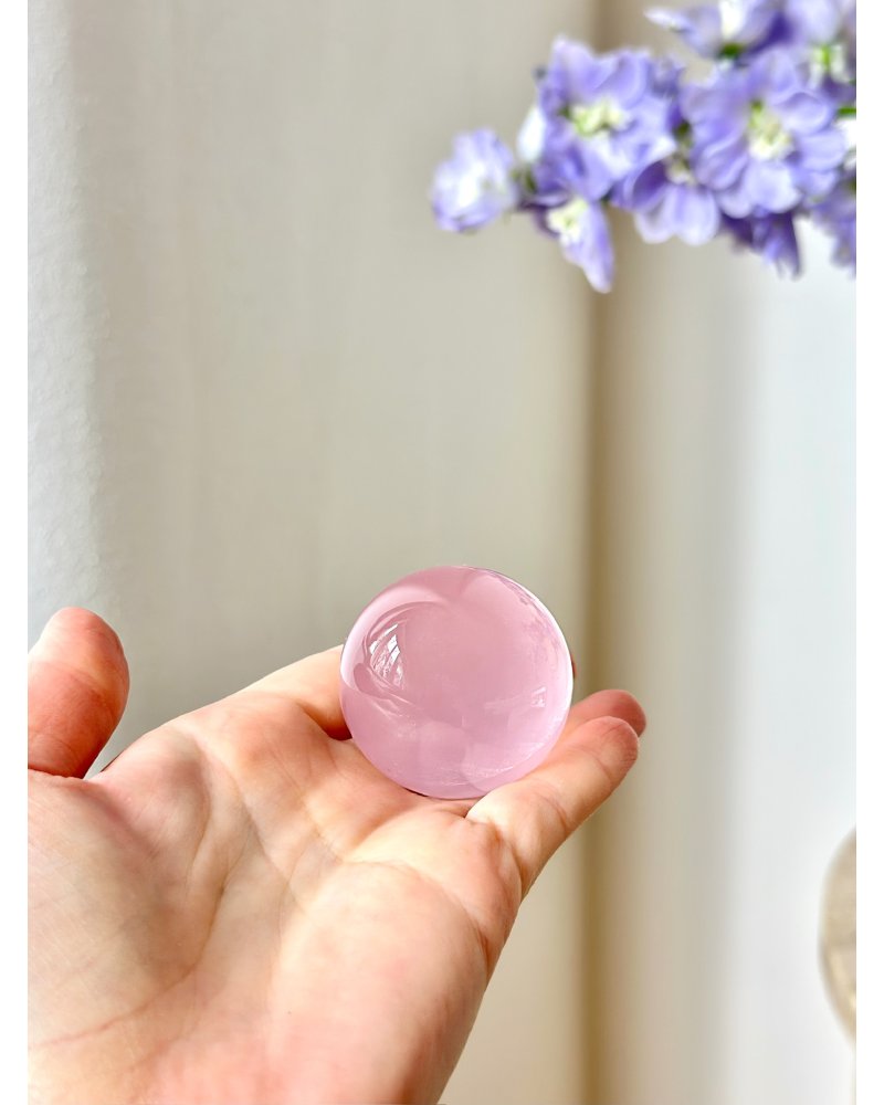 Asterický růženín koule leštěná Madagaskar 81g