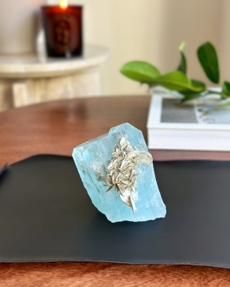 Krystal akvamarínu s muskovitem Pákistán 331g AAA