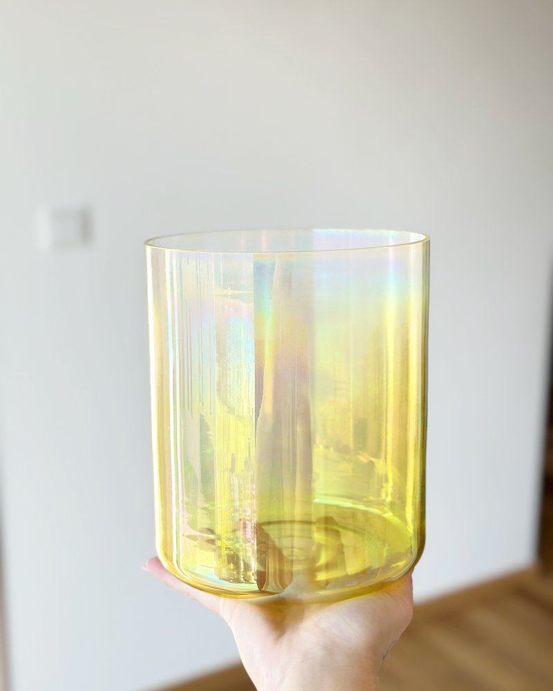 Křišťálová mísa dým bíle šalvěje, Duch ČMELÁKA