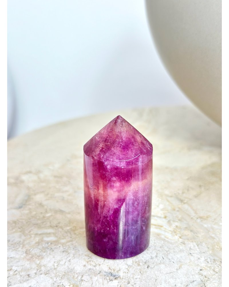 Jemný fialový fluorit hrot obelisk 125g AAA