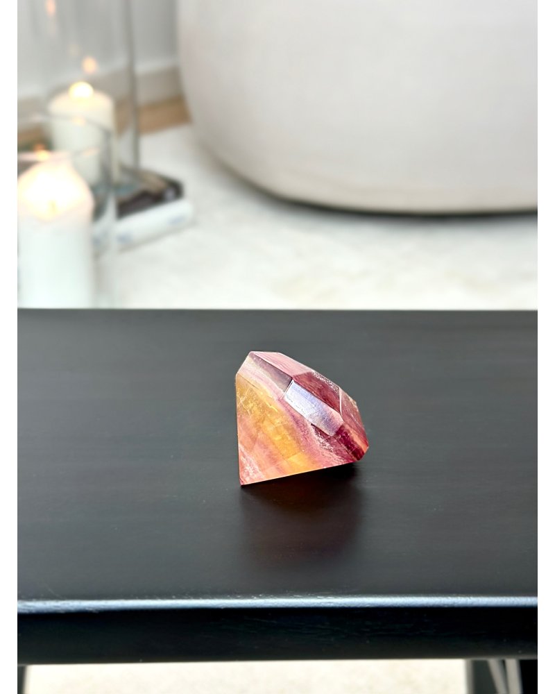 Fluorit leštěný diamant na podstavci 129g AAA