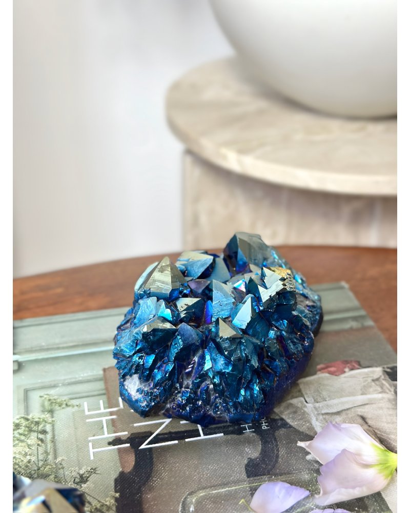 Křišťál duhová aqua aura drúza 740g